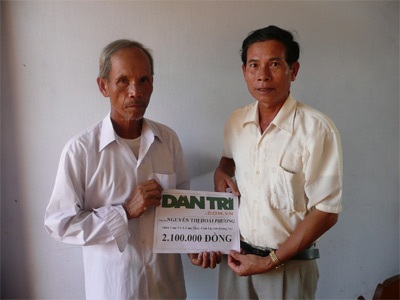 Tiếp tục trao quà nhân ái cho hai chị em Hoài Phương - 1