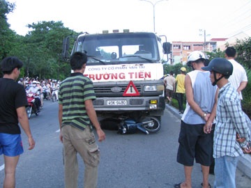 Xe tải kéo lê xe máy 100m, một người chết - 1 Xe tải kéo lê xe máy 100m, một người chết - 1