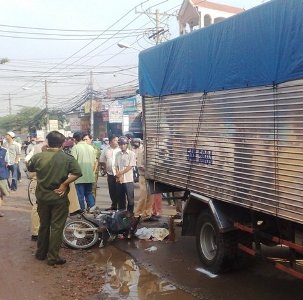 Bé trai 17 tháng tuổi bị xe tải cán chết - 1 Bé trai 17 tháng tuổi bị xe tải cán chết - 1