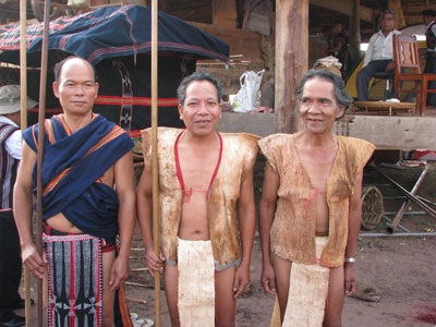 Chiêm ngưỡng trang phục bằng vỏ cây độc đáo của người Cơ tu - 3 Chiêm ngưỡng trang phục bằng vỏ cây độc đáo của người Cơ tu - 3