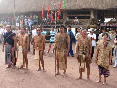 Chiêm ngưỡng trang phục bằng vỏ cây độc đáo của người Cơ tu - 1 Chiêm ngưỡng trang phục bằng vỏ cây độc đáo của người Cơ tu - 1