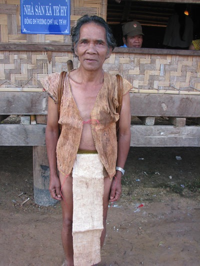 Chiêm ngưỡng trang phục bằng vỏ cây độc đáo của người Cơ tu - 2 Chiêm ngưỡng trang phục bằng vỏ cây độc đáo của người Cơ tu - 2