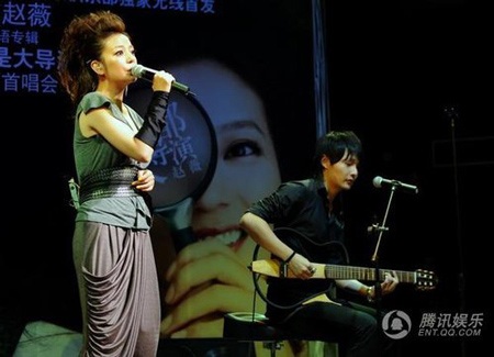 Chùm ảnh: “Én nhỏ” khoe “vòng một” đầy đặn - 1