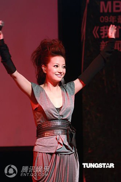 Chùm ảnh: “Én nhỏ” khoe “vòng một” đầy đặn - 12