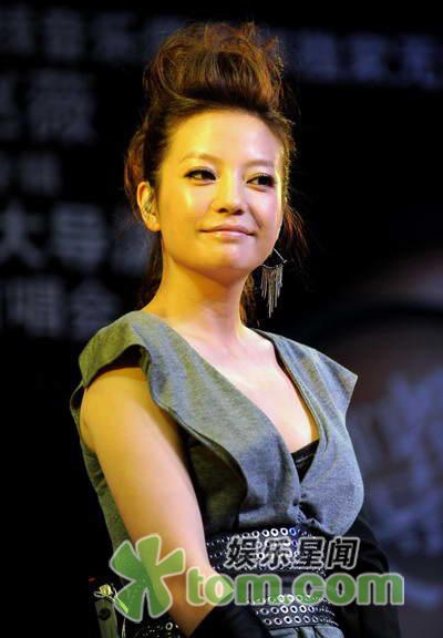 Chùm ảnh: “Én nhỏ” khoe “vòng một” đầy đặn - 15