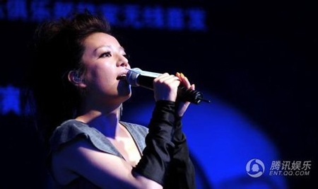 Chùm ảnh: “Én nhỏ” khoe “vòng một” đầy đặn - 8