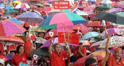 “Áo đỏ” biểu tình ở Bangkok, “áo vàng” đổ về biên giới - 1 “Áo đỏ” biểu tình ở Bangkok, “áo vàng” đổ về biên giới - 1