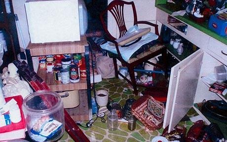 Vụ nô lệ tình dục chấn động Mỹ: Nhà thủ phạm giống "ổ lợn" - 1