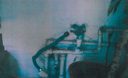 Vụ nô lệ tình dục chấn động Mỹ: Nhà thủ phạm giống "ổ lợn" - 4