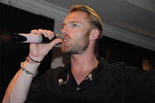 Ronan Keating hát giữa vòng vây khán giả Hà Nội - 6