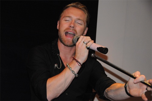 Ronan Keating hát giữa vòng vây khán giả Hà Nội - 7