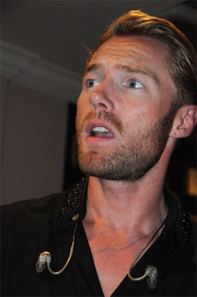 Ronan Keating hát giữa vòng vây khán giả Hà Nội - 3