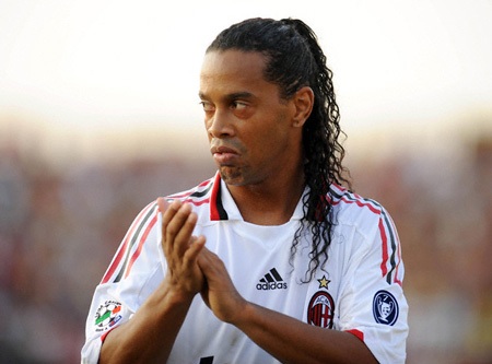 Ronaldinho tính giải nghệ sớm nhằm thoát kiếp “đời thừa” - 1
