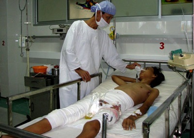 Nằm viện cả năm vì “dập” bàn tọa - 1 Nằm viện cả năm vì “dập” bàn tọa - 1