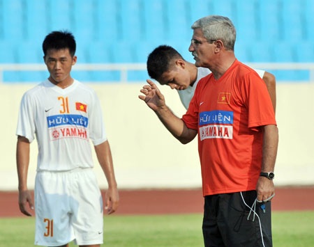 HLV Calisto “bổ túc” lý thuyết cho các tuyển thủ - 1