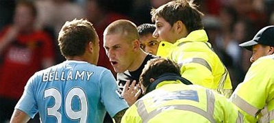 Bellamy đấm vào mặt CĐV MU - 1 Bellamy đấm vào mặt CĐV MU - 1