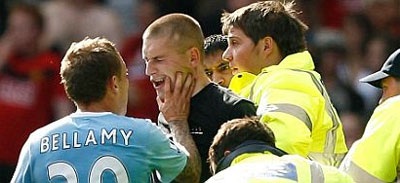 Bellamy đấm vào mặt CĐV MU - 2 Bellamy đấm vào mặt CĐV MU - 2