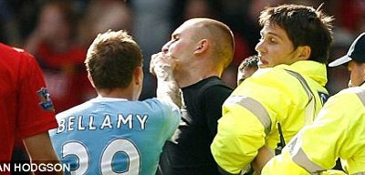 Bellamy đấm vào mặt CĐV MU - 3 Bellamy đấm vào mặt CĐV MU - 3