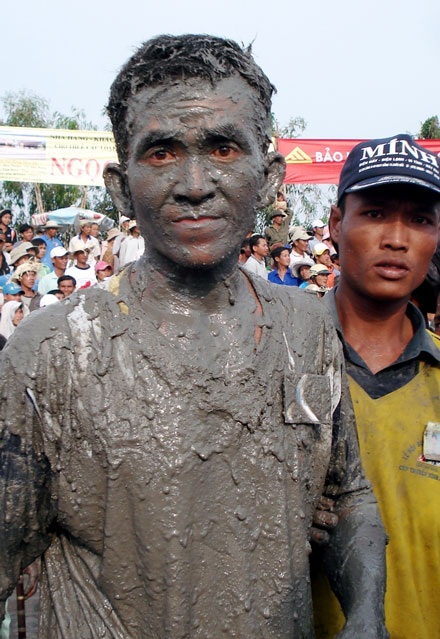 Bê bết bùn cùng lễ hội đua bò độc đáo - 3