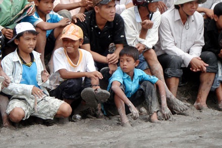 Bê bết bùn cùng lễ hội đua bò độc đáo - 4