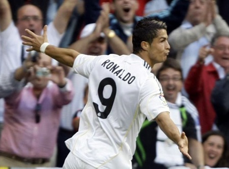 C. Ronaldo lại rực sáng, Real Madrid “tàn sát” Xerez - 1