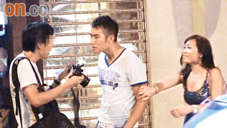 Hoa vương Hồng Kông “gây gổ” với thợ săn ảnh - 4