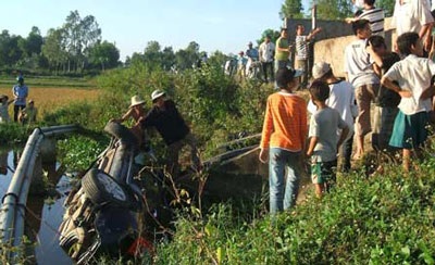 Ô tô rơi xuống cầu, hai người thoát chết - 1 Ô tô rơi xuống cầu, hai người thoát chết - 1