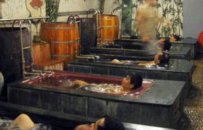 Lá thuốc Dao đỏ: Nước tắm dành cho... sản phụ! - 1 Lá thuốc Dao đỏ: Nước tắm dành cho... sản phụ! - 1