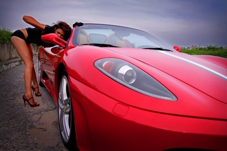 Siêu mẫu “bốc lửa” bên siêu xe - 6