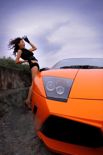 Siêu mẫu “bốc lửa” bên siêu xe - 5