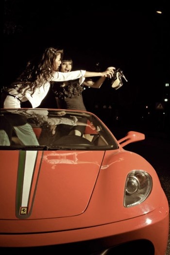 Siêu mẫu “bốc lửa” bên siêu xe - 7