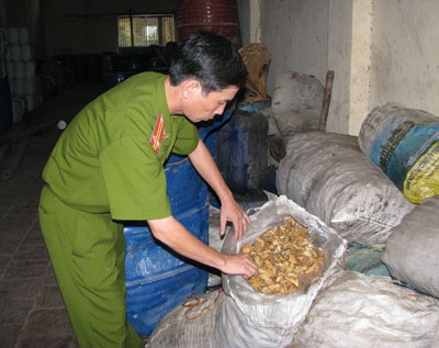 Hơn 10 nghìn lít mỡ bốc mùi trong 71 thùng phuy - 1