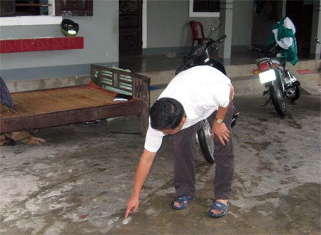 Nhà Phó Chủ tịch xã bị ném mìn lúc nửa đêm - 1