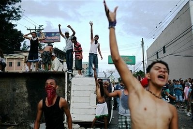Honduras cô lập Tổng thống bị lật đổ trong sứ quán Brazil - 1 Honduras cô lập Tổng thống bị lật đổ trong sứ quán Brazil - 1