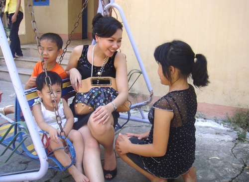 Nữ MC trẻ Hà Nội tươi xinh trong hoạt động từ thiện - 13 Nữ MC trẻ Hà Nội tươi xinh trong hoạt động từ thiện - 13