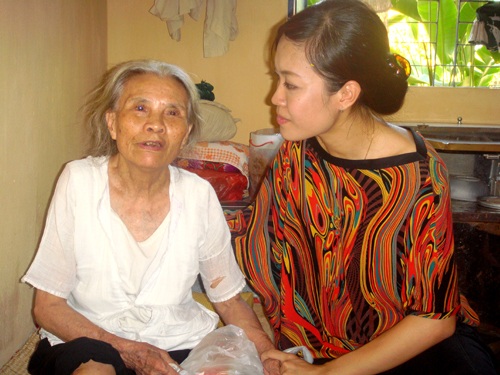 Nữ MC trẻ Hà Nội tươi xinh trong hoạt động từ thiện - 14 Nữ MC trẻ Hà Nội tươi xinh trong hoạt động từ thiện - 14