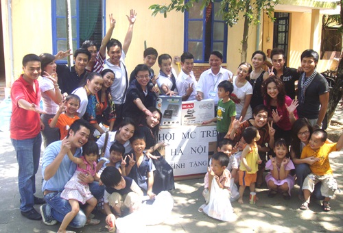 Nữ MC trẻ Hà Nội tươi xinh trong hoạt động từ thiện - 4 Nữ MC trẻ Hà Nội tươi xinh trong hoạt động từ thiện - 4