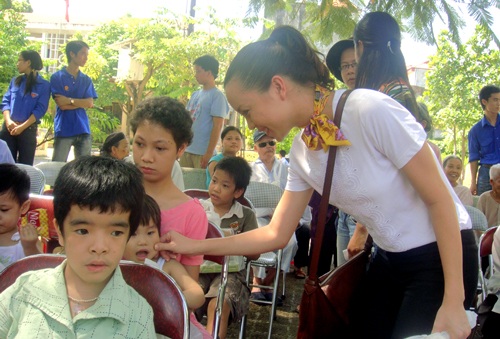 Nữ MC trẻ Hà Nội tươi xinh trong hoạt động từ thiện - 8 Nữ MC trẻ Hà Nội tươi xinh trong hoạt động từ thiện - 8
