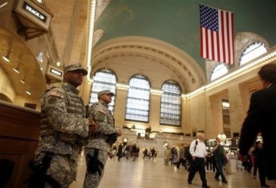 Mỹ đặt khách sạn, sân vận động trong tình trạng báo động - 1