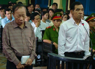 Đề nghị tuyên phạt bị cáo Huỳnh Ngọc Sĩ 5 - 6 năm tù - 1 Đề nghị tuyên phạt bị cáo Huỳnh Ngọc Sĩ 5 - 6 năm tù - 1