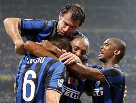 “Song sát” Eto’o - Milito đưa Inter bay lên ngôi đầu - 2 “Song sát” Eto’o - Milito đưa Inter bay lên ngôi đầu - 2