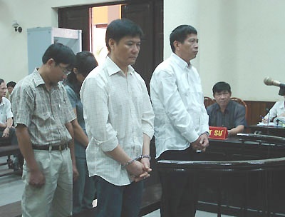 Anh em bị cáo Bùi Tiến Dũng hầu toà - 1