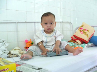Bé trai 13 tháng tuổi đang rất cần được giúp đỡ - 1 Bé trai 13 tháng tuổi đang rất cần được giúp đỡ - 1