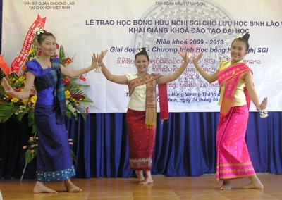Đón “những nụ cười rất xinh” của đất nước Triệu Voi - 2 Đón “những nụ cười rất xinh” của đất nước Triệu Voi - 2