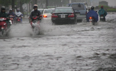 8 người chết, hàng nghìn ngôi nhà ngập trong lũ - 1