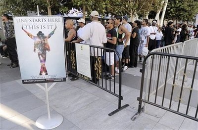 Fan chầu chực mua vé xem phim về Michael Jackson - 2 Fan chầu chực mua vé xem phim về Michael Jackson - 2