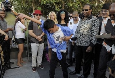 Fan chầu chực mua vé xem phim về Michael Jackson - 3 Fan chầu chực mua vé xem phim về Michael Jackson - 3