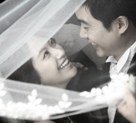 Nữ diễn viên Shin Ae hé lộ thêm ảnh cưới - 2