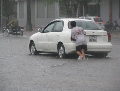 Mưa to kéo dài, thành phố Vinh chìm trong biển nước - 2