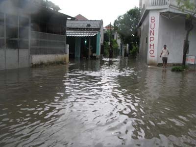 Mưa to kéo dài, thành phố Vinh chìm trong biển nước - 5